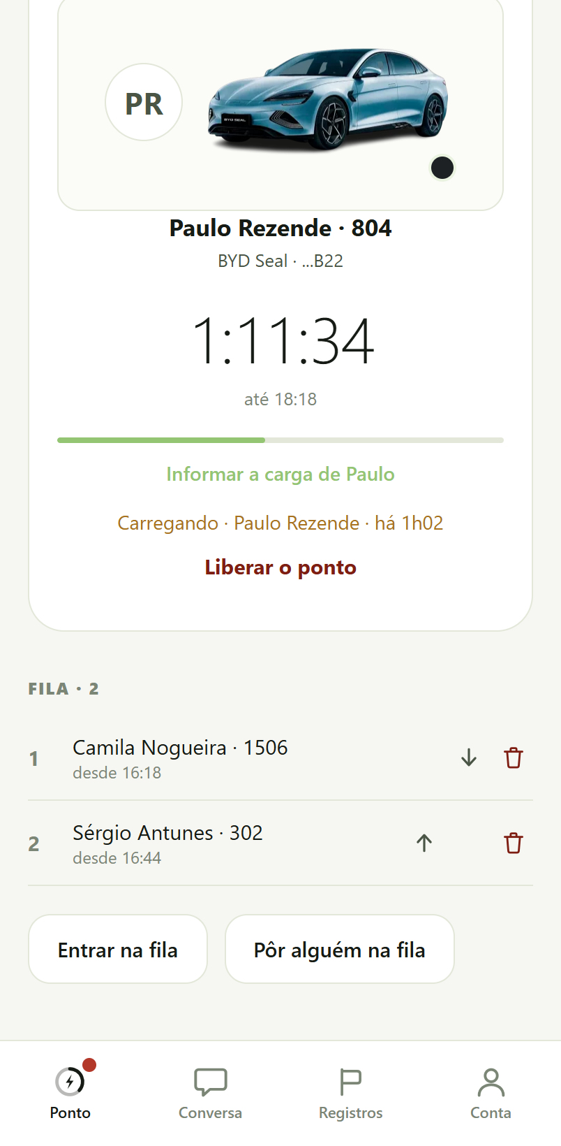 Tela da fila: dois moradores esperando, com a hora em que entraram e os controles do administrador.